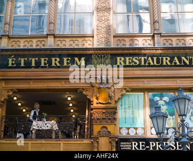 Façade du Restaurant (Sörforrás Etterem), Váci utca, Budapest, Hongrie Banque D'Images