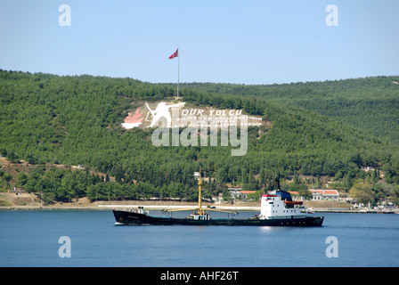 Kilitbahir détroit des Dardanelles Gallipoli voiles cargo énorme sous la figure du soldat turc blanc sculpté dans le war memorial Banque D'Images