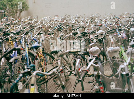 Mode de vie moderne. Garage à vélo dans la ville de Beijing en Chine en Asie. Aventure Culture voyager loin à l'Est de grandes villes du monde Banque D'Images