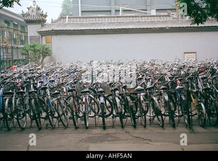 Mode de vie moderne. Garage à vélo dans la ville de Beijing en Chine en Asie. Aventure Culture voyager loin à l'Est de grandes villes du monde Banque D'Images