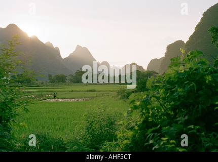 La photographie de voyage - paysage de montagnes de Guilin le guanxi en Province de la République populaire de Chine en Asie de l'Extrême-Orient. Yangshuo Banque D'Images