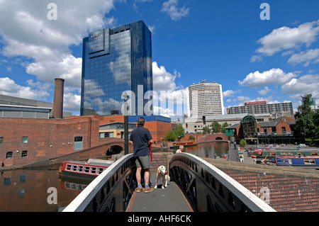 Pont sur le canal en gaz naturel du bassin de la rue, Birmingham UK, montrant le chemin de halage avec l'hôtel Hyatt à la distance. Banque D'Images