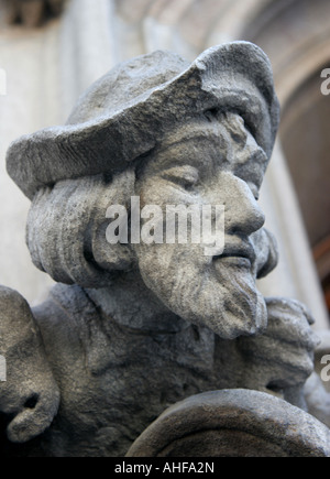 De plus près photo de Gargoul d'un premier la lutte contre un projet sur un bâtiment historique à Barcelone. La sculpture sur pierre très détaillé Banque D'Images