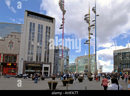 Scène de rue animée dans le centre-ville de Birmingham. Un après-midi d'été montrant la fenêtre Personnes shopping. De nouvelles arènes en direction de St. Banque D'Images