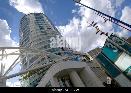 Image de l'hôtel récemment rénové et réaménagé en bâtiment Rotonde Birmingham. Tourné à la base de montrant ciel bleu. Banque D'Images