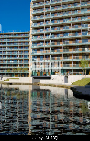 Appartements de luxe au bord du canal moderne construit sur l'île de St Georges Castlefields Manchester Banque D'Images