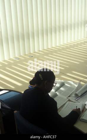 Un étudiant à travailler à la bibliothèque de Hackney Community College, Londres, Royaume-Uni. Banque D'Images