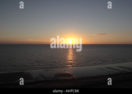 Voir à partir de la Dinas Dinlle plage au coucher du soleil le Snowdonia au Pays de Galles Banque D'Images