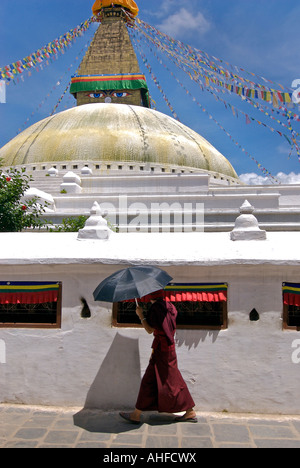 Le moine bouddhiste en pèlerinage autour de la stupa de Bodhnath Népal Katmandou Banque D'Images