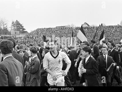 Football, Ouest Regionalliga 1964/1965, Borussia Moenchengladbach, contre Alemannia Aix-La-Chapelle 2:0, Boekelberg Stadium à Moenchengladbach, joueur de football Heinz Lowin (MG) et les amateurs de football se réjouissent de la victoire Banque D'Images