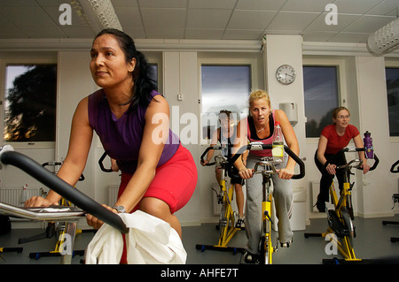 Vélo de spinning groupe dans une salle de sport Banque D'Images