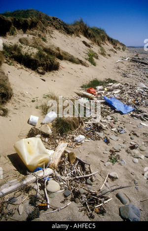 Plage de déchets sur le pays de Galles UK Banque D'Images