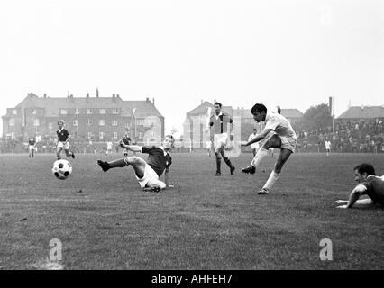 Football, tournoi international de classe junior 1965, Roter Stern contre Belgrade Bochum 4:2, stade an der Castroper Strasse à Bochum, scène du match, gauche échoué Gerd Wiesemes qui plus tard a joué dans l'équipe professionnelle de Bochum Banque D'Images