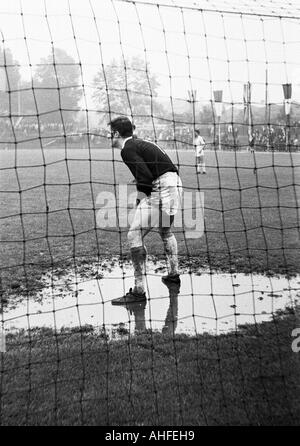 Football, tournoi international de classe junior 1965, Roter Stern contre Belgrade Bochum 4:2, stade an der Castroper Strasse à Bochum, scène du match, le gardien de Bochum se trouve dans une flaque d'eau Banque D'Images