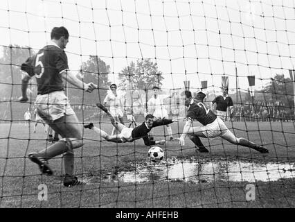 Football, tournoi international de classe junior 1965, Roter Stern contre Belgrade Bochum 4:2, stade an der Castroper Strasse à Bochum, scène du match, flaque d'eau dans l'objectif fort, droit Gerd Wiesemes (No. 2) qui plus tard joué dans la profe Banque D'Images