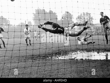 Football, tournoi international de classe junior 1965, Roter Stern contre Belgrade Bochum 4:2, stade an der Castroper Strasse à Bochum, scène du match, sauf par le keeper, flaque d'eau dans l'objectif fort Banque D'Images