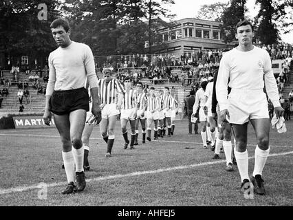 Football, tournoi international de classe junior 1965, Real Madrid contre Roter Stern Belgrade 0:0 Stade Jahn, dans la Marne, les équipes entrent dans le stade, les capitaines d'équipe Banque D'Images