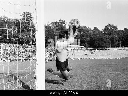 Football, tournoi international de classe junior 1965, Roter Stern Belgrade contre Burnley FC 2:2 Stade Jahn, dans la Marne, scène du match, enregistrer des Belgrade keeper Banque D'Images