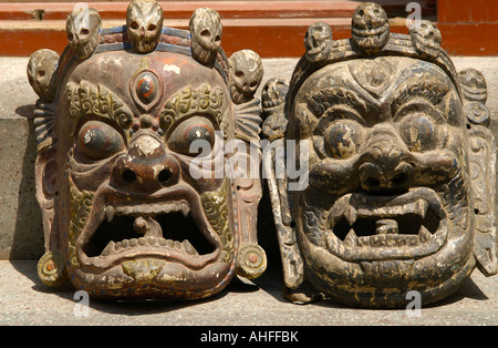 L'artisanat tibétain et népalais maskes en vente sur un étal du marché Katmandou Népal Banque D'Images