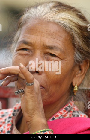 Femme népalaise Katmandou Népal fumeurs Banque D'Images