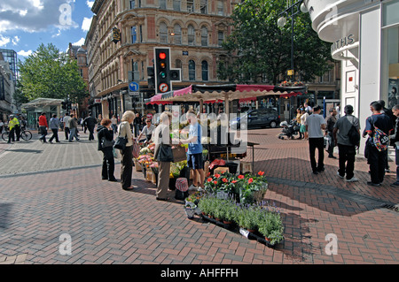 Scène de rue d'été occupée montrant street trader en zone piétonne. Nouveau St.corner de la société St.dans Birmingham City Centre Banque D'Images