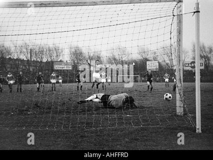 Football, Bundesliga, 1965-1966, le FC Schalke 04 contre 1. FC Kaiserslautern 2:1 Stade, Glueckaufkampfbahn à Gelsenkirchen, scène du match, keeper Wolfgang Krämer (FCK) sauve un tir de pénalité par Guenter Herrmann (S04) Banque D'Images