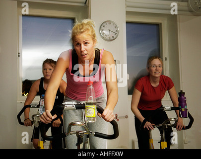 Vélo de spinning groupe dans une salle de sport Banque D'Images