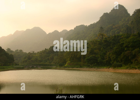 Montagnes et lac dans le Parc National de Cuc Phuong, Vietnam Banque D'Images