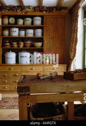 Stockage sur cannisters émail vieux pin antique dresser en chalet cuisine avec étal Banque D'Images