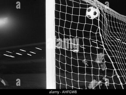 Football, coupe d'Europe des vainqueurs de coupe, 1965-1966, demi-finale retour, Borussia Dortmund contre West Ham United 3:1, stade Rote Erde à Dortmund, scène du match, 2:1 but à West Ham par Johnny Byrne (non représentée), keeper Hans Tilkowski (BVB) est cha Banque D'Images