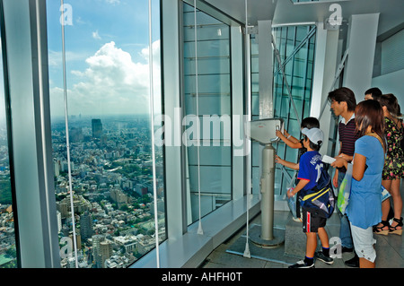 Roppongi Tokyo Japon Japonais profiter de la vue avec l'optique de l'étage supérieur de la Tour Mori Banque D'Images