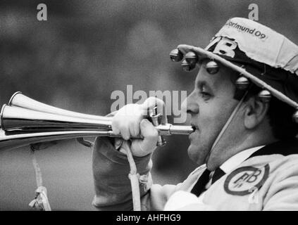 Football, Bundesliga, 1965-1966, Borussia Dortmund contre TSV 1860 Munich 0:2, Rote Erde Stadium à Dortmund, Dortmund ventilateur avec une trompette Banque D'Images