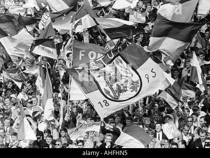 Football, Bundesliga, 1966/1967, Fortuna Düsseldorf contre FC Bayern Munich 0:0, stade du Rhin, foule de spectateurs, Duesseldorf fans agitant leurs drapeaux club Banque D'Images