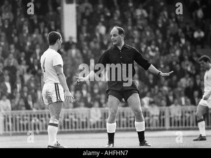 Football, Bundesliga, 1966/1967, Fortuna Düsseldorf contre FC Bayern Munich 0:0, stade du Rhin Duesseldorf, scène du match, arbitre Klaus Ohmsen de parler à Horst Haefner (Ddorf) Banque D'Images