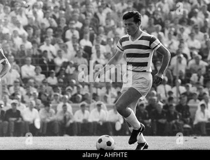 Football, Bundesliga, 1966/1967, le stade à l'Gruenwalder Street à Munich, le TSV 1860 Munich contre MSV Duisburg 3:3, scène du match, Heinz van Haaren (MSV) en possession de la balle Banque D'Images