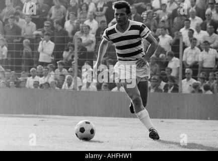 Football, Bundesliga, 1966/1967, le stade à l'Gruenwalder Street à Munich, le TSV 1860 Munich contre MSV Duisburg 3:3, scène du match, Heinz van Haaren (MSV) en possession de la balle Banque D'Images