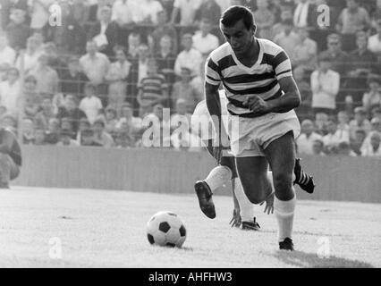 Football, Bundesliga, 1966/1967, le stade à l'Gruenwalder Street à Munich, le TSV 1860 Munich contre MSV Duisburg 3:3, scène du match, Johann Sabbath (MSV) en possession de la balle Banque D'Images