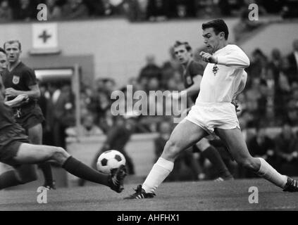 Football, Bundesliga, 1966/1967, le stade à l'Gruenwalder Street, FC Bayern Munich contre Borussia Moenchengladbach 4:3, scène du match, f.l.t.r. Franz Beckenbauer, Peter Kupferschmidt, Peter Werner (tous les Munich), Herbert Laumen (MG) Banque D'Images