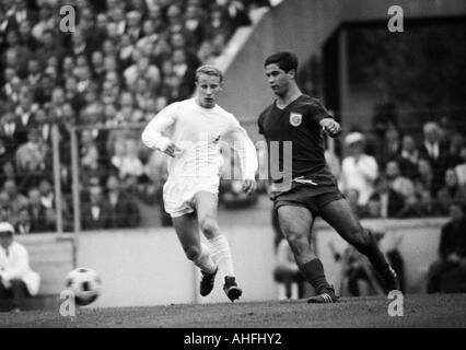 Football, Bundesliga, 1966/1967, le stade à l'Gruenwalder Street, FC Bayern Munich contre Borussia Moenchengladbach 4:3, scène du match, duel entre Berti Vogts (gauche) et Gerd Mueller (FCB) Banque D'Images