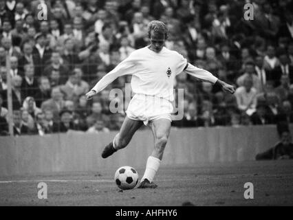 Football, Bundesliga, 1966/1967, le stade à l'Gruenwalder Street, FC Bayern Munich contre Borussia Moenchengladbach 4:3, scène du match, Rudolf Poeggeler (MG) en possession de la balle Banque D'Images