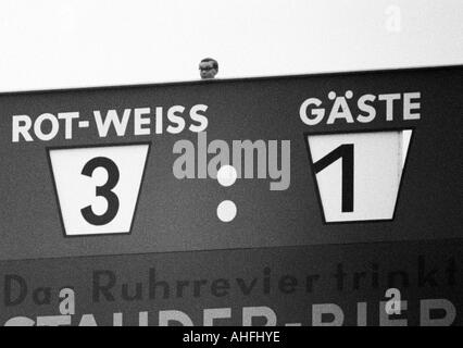 Football, Bundesliga, 1966/1967, le stade à la Hafenstrasse à Essen, Essen poste contre le FC Bayern Munich 3:1 tableau de bord, montrant le résultat final, au-dessus de la tête de la personne qui gère l'affichage des résultats Banque D'Images