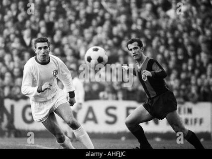 Football, Bundesliga, 1966/1967, le stade à la Hafenstrasse à Essen, Essen et poste d'Eintracht Francfort 1:1, scène du match, gauche Herbert Weinberg (Essen), Wolfgang droit Solz (Francfort) Banque D'Images