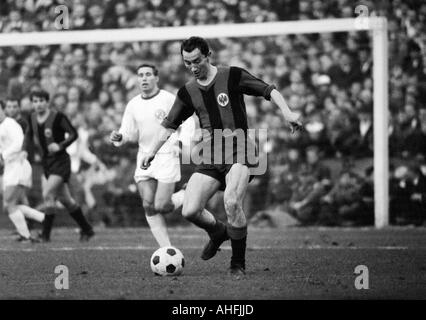 Football, Bundesliga, 1966/1967, le stade à la Hafenstrasse à Essen, Essen et poste d'Eintracht Francfort 1:1, scène du match, Fahrudin Jusufi (Francfort) en possession de la balle, derrière Herbert Weinberg (RWE) Banque D'Images