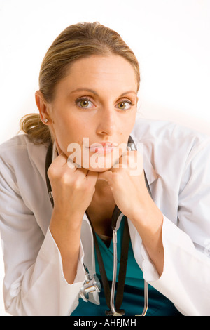 Femme médecin portrait repos menton sur les mains. Banque D'Images