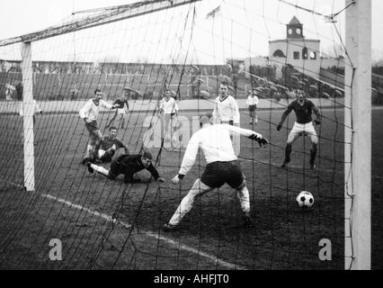 Regionalliga West, football, 1966/1967, poste d'Oberhausen contre Bochum 4:4, stade Niederrhein à Oberhausen, scène de la comparaison, les joueurs d'Oberhausen (tricot blanc) f.l.t.r. Dieter Hentschel, Friedhelm Kobluhn, Albert Eichholz, Lothar Kobluhn Banque D'Images