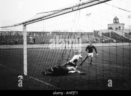 Regionalliga West, football, 1966/1967, poste d'Oberhausen contre Bochum 4:4, stade Niederrhein à Oberhausen, scène du match, Karl Heinz Boettcher (VfL, droite) marque le 4:4, de l'égaliseur est échoué keeper Helmut Traska (RWO) et Friedhelm Kobluhn Banque D'Images