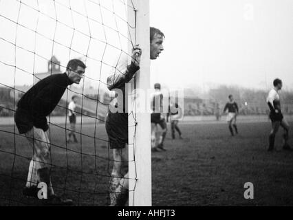 Regionalliga West, football, 1966/1967, poste d'Oberhausen contre Bochum 4:4, stade Niederrhein à Oberhausen, scène du match, keeper Helmut Traska RWO (gauche) et Albert (Eichholz RWO) en attente d'un coup de pied de coin de Bochum Banque D'Images