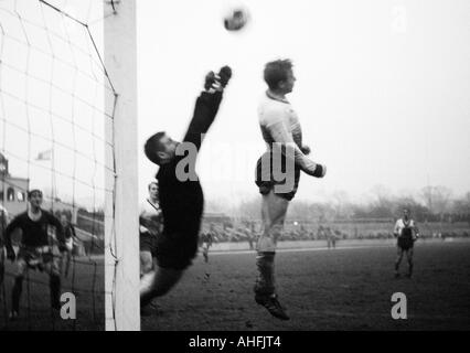 Regionalliga West, football, 1966/1967, poste d'Oberhausen contre Bochum 4:4, stade Niederrhein à Oberhausen, scène du match, frappé par l'écartement keeper Helmut Traska RWO (gauche, droite) Albert Eichholz (RWO) Banque D'Images