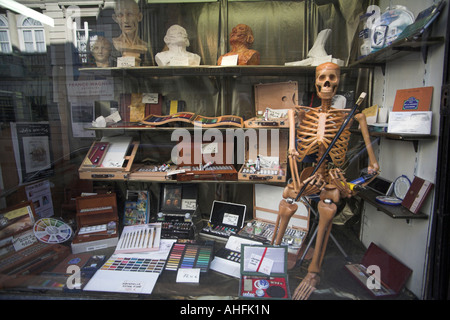 Affichage de la fenêtre d'alimentation de l'artiste dans la boutique rue Raspail Montparnasse Paris France avec squelette modèle anatomique Banque D'Images