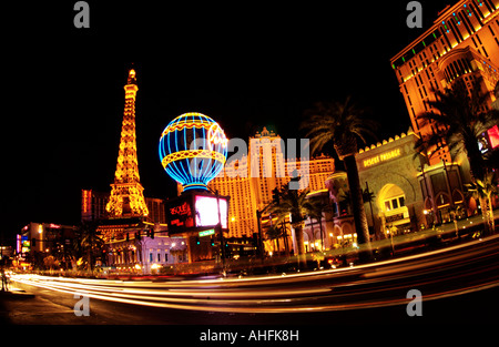 Vue fisheye de wagons le long zoom Bande de Las Vegas de nuit avec Paris et Aladdin hôtels en arrière-plan Banque D'Images